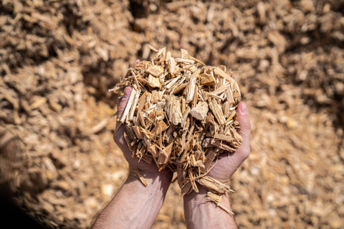 Hand displaying plahysafe mulch