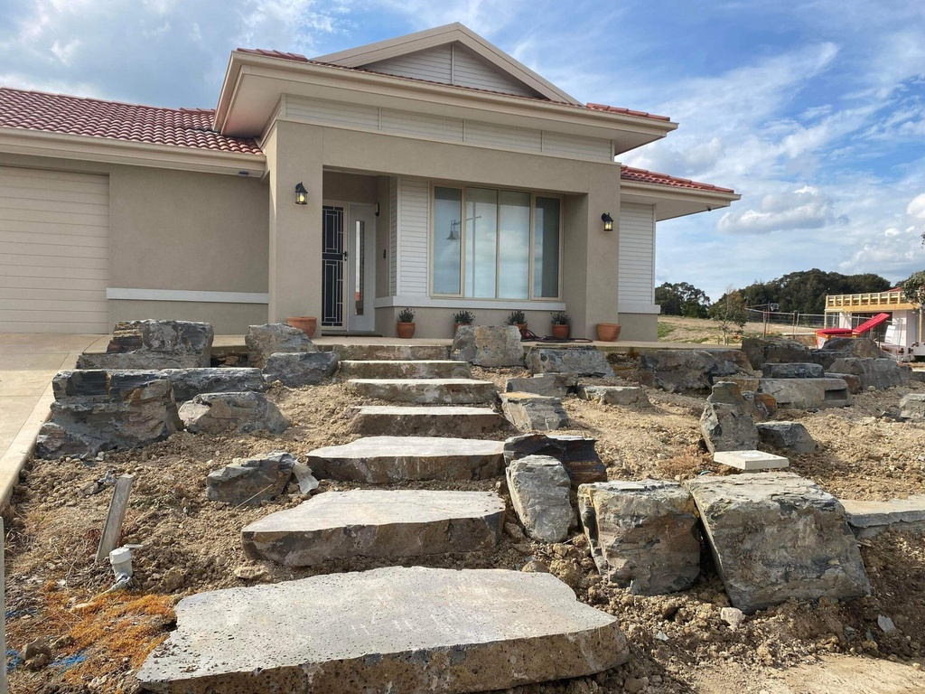 BLUESTONE NATURAL SAWN STEP - LARGE